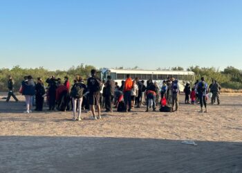 Cruza otro grupo de más de 100 migrantes de PN a Eagle Pass