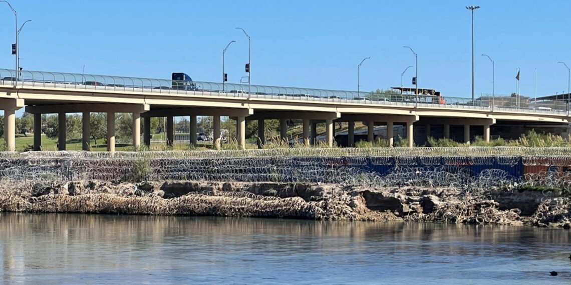 Texas refuerza cerca de púas en Eagle Pass ante probable aumento de migrantes