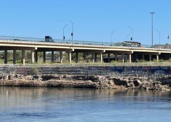 Texas refuerza cerca de púas en Eagle Pass ante probable aumento de migrantes