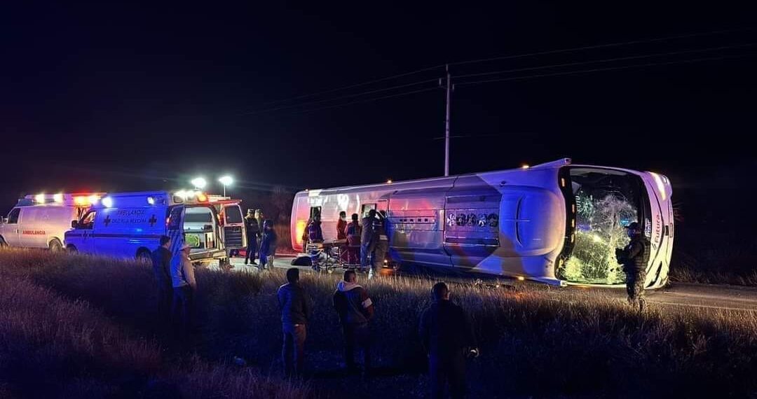 Tres fallecidos en volcadura de autobús en tramo Sabinas-Monclova de Carr 57