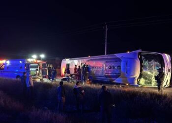 Tres fallecidos en volcadura de autobús en tramo Sabinas-Monclova de Carr 57