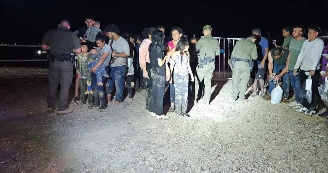 Cruza grupo de 50 migrantes por área de PN-Eagle Pass