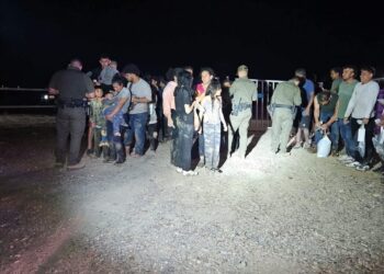 Cruza grupo de 50 migrantes por área de PN-Eagle Pass