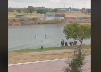 Decenas de migrantes cruzan el Río Bravo a EP; EU cierra Puente Uno