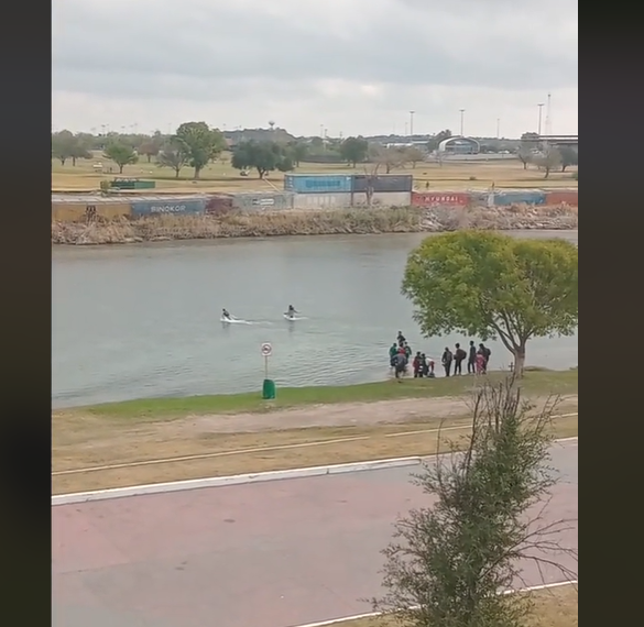 Decenas de migrantes cruzan el Río Bravo a EP; EU cierra Puente Uno