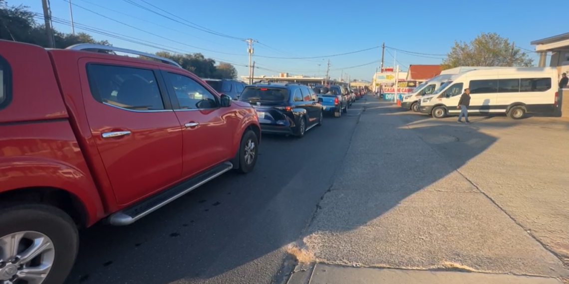 Ante largas filas recomiendan a paisanos conducir por el Loop 480 y cruzar a PN por Puente Dos