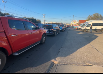 Ante largas filas recomiendan a paisanos conducir por el Loop 480 y cruzar a PN por Puente Dos