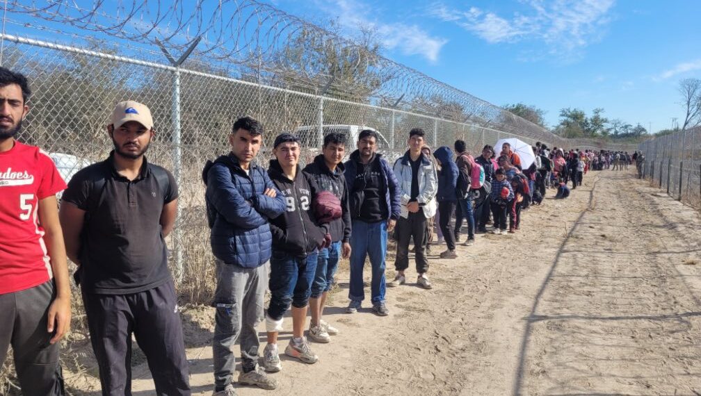 Cruza otro enorme grupo de migrantes por área de PN-EP