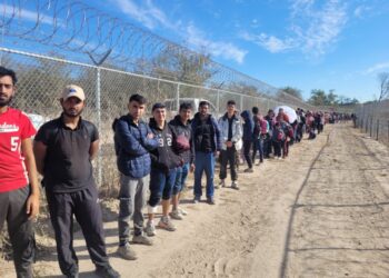 Cruza otro enorme grupo de migrantes por área de PN-EP