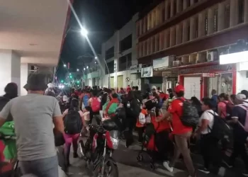 Caravana de más de mil migrantes avanza hacia la frontera en medio de las amenazas de Trump