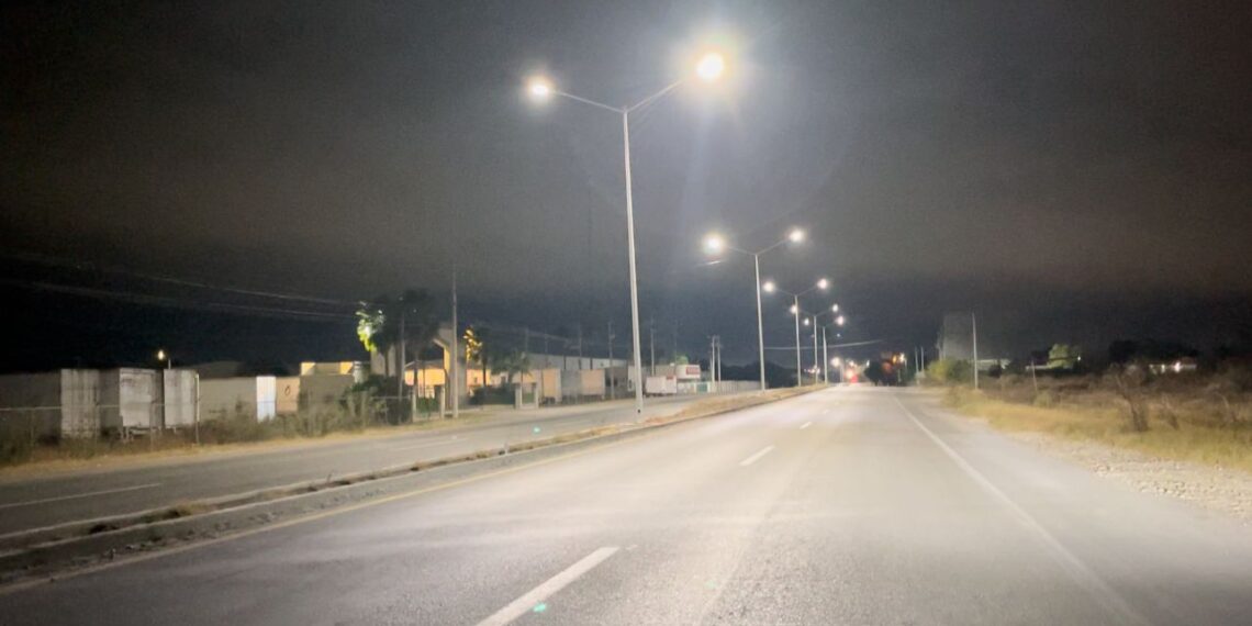 Ante fallas cambian lámparas solares por eléctricas en entrada a PN