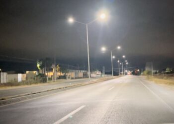 Ante fallas cambian lámparas solares por eléctricas en entrada a PN