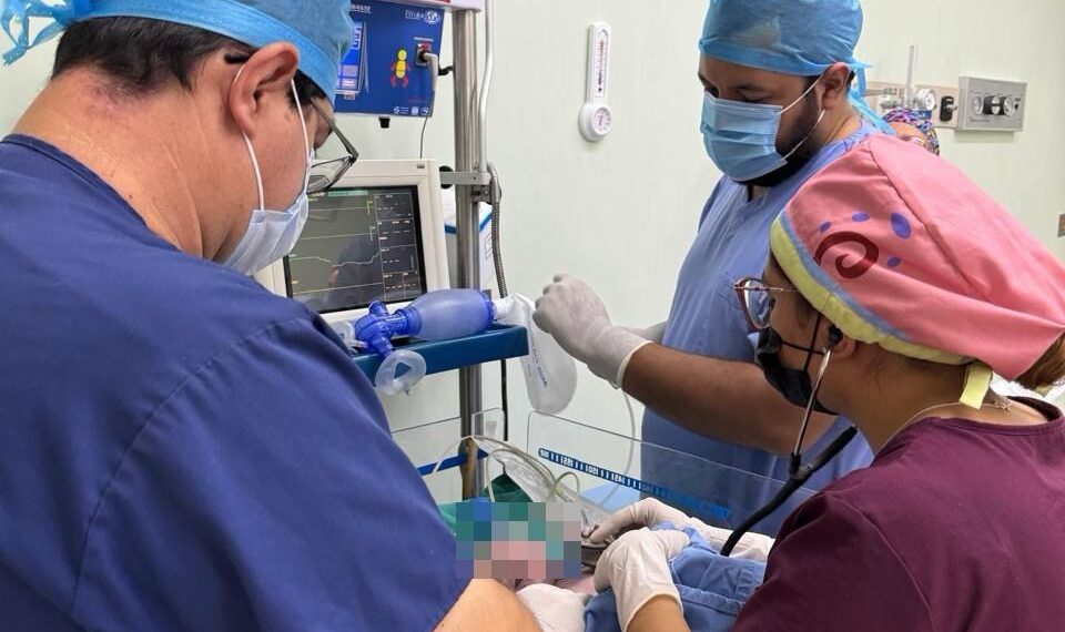 Realizan con éxito en Coahuila primera cirugía a corazón abierto a neonato
