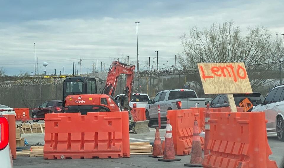 Desvian por una semana tráfico de carril Sentri en Puente Dos