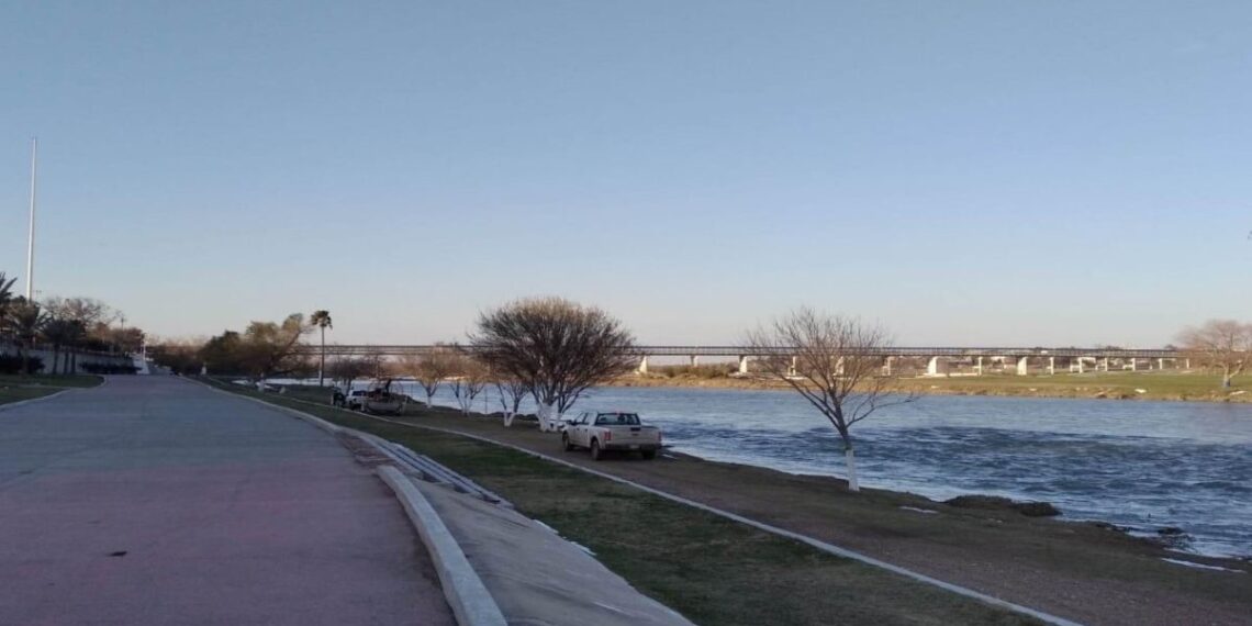 Mujer con hijos menores intenta cruzar el Río Bravo en medio de gélida temperatura