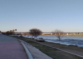 Mujer con hijos menores intenta cruzar el Río Bravo en medio de gélida temperatura