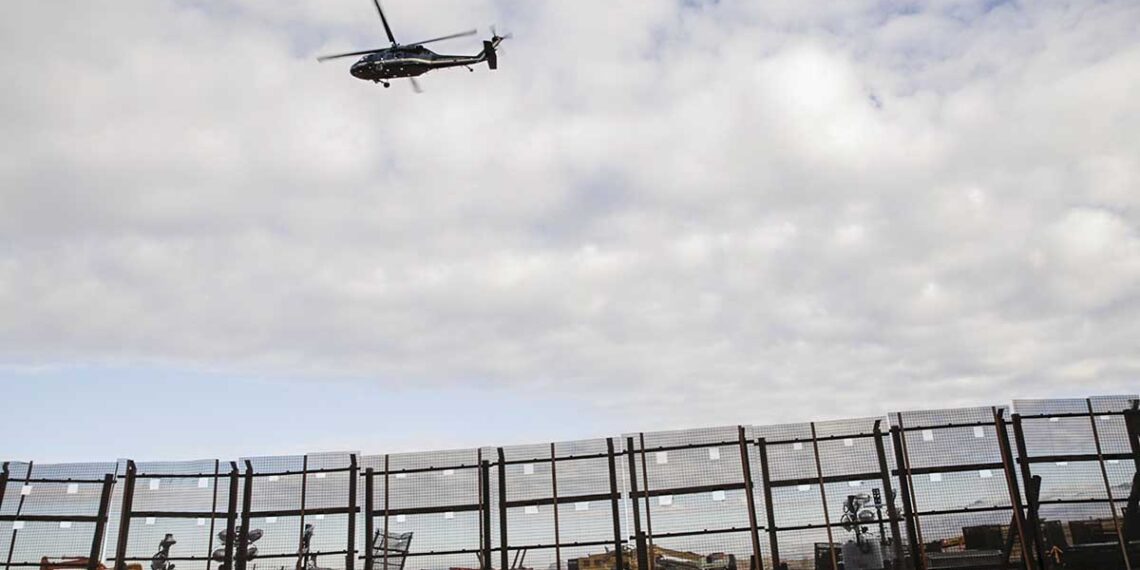 Envía Abbott aviones, helicópteros y 400 soldados más a la frontera