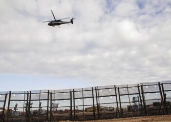 Envía Abbott aviones, helicópteros y 400 soldados más a la frontera