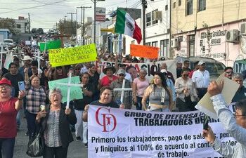 Trabajadores de AHMSA realizan marcha en Monclova para exigir pagos pendientes