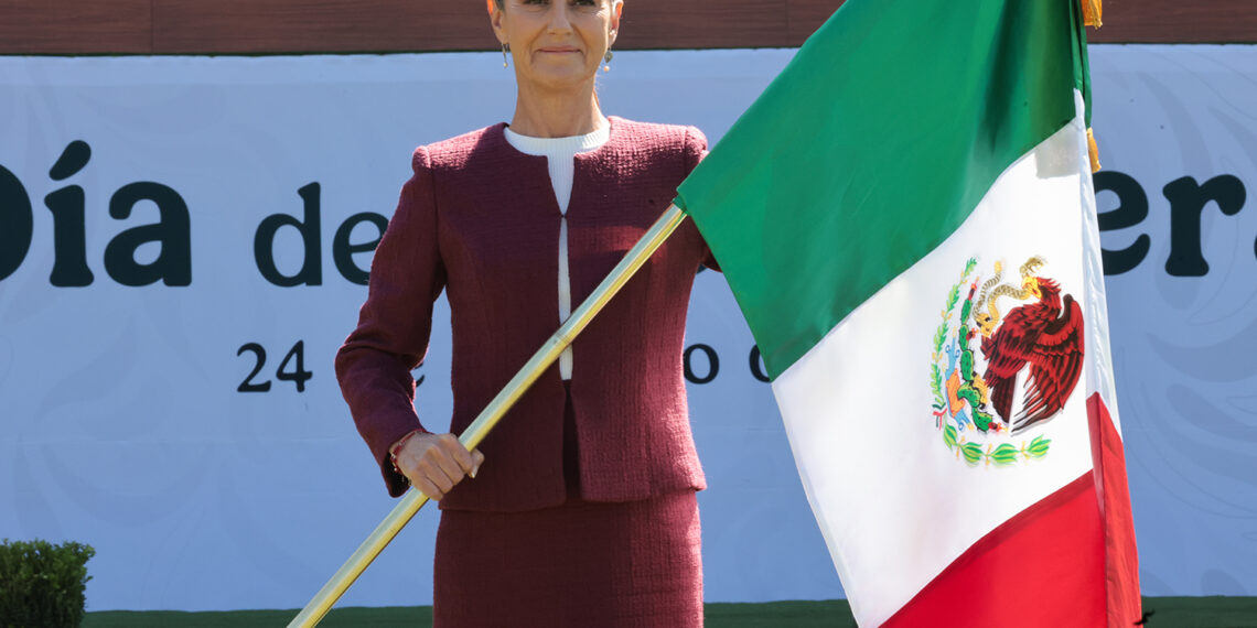 «México no es colonia ni protectorado de ningún país: Sheinbaum en Día de la Bandera