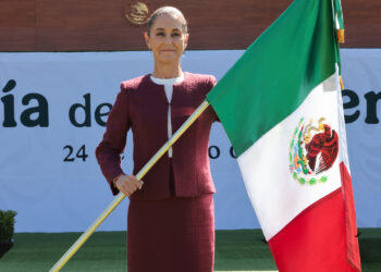 «México no es colonia ni protectorado de ningún país: Sheinbaum en Día de la Bandera