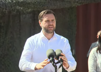 Presume Vance en Eagle Pass política migratoria de Trump