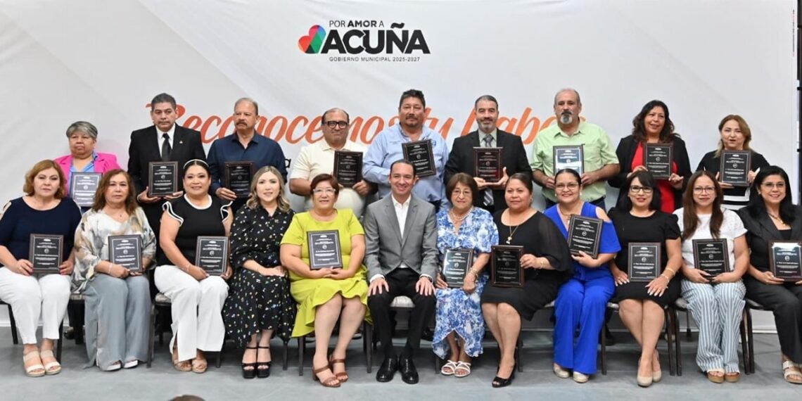 Reconoce Acuña a maestros por trayectoria de 30 a 60 años