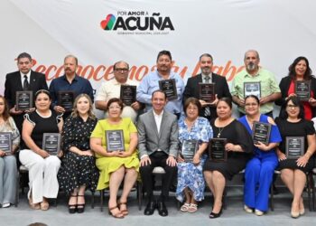 Reconoce Acuña a maestros por trayectoria de 30 a 60 años