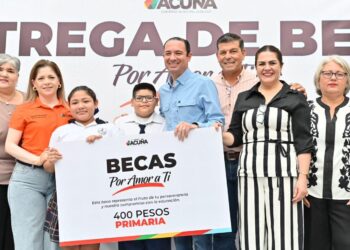 Encabeza Emilio de Hoyos arranque de programa de becas 2025
