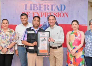 Acuña honra a prensa libre y crítica