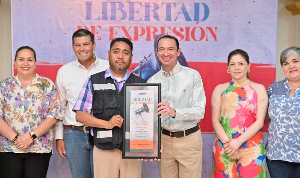 Acuña honra a prensa libre y crítica