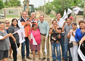 Alcalde Emilio de Hoyos da banderazo de arranque a pavimentación de 10 cuadras en col 5 de Mayo