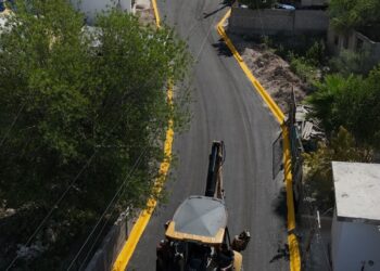 Entrega Emilio de Hoyos pavimentación de calle Constitución en tiempo récord