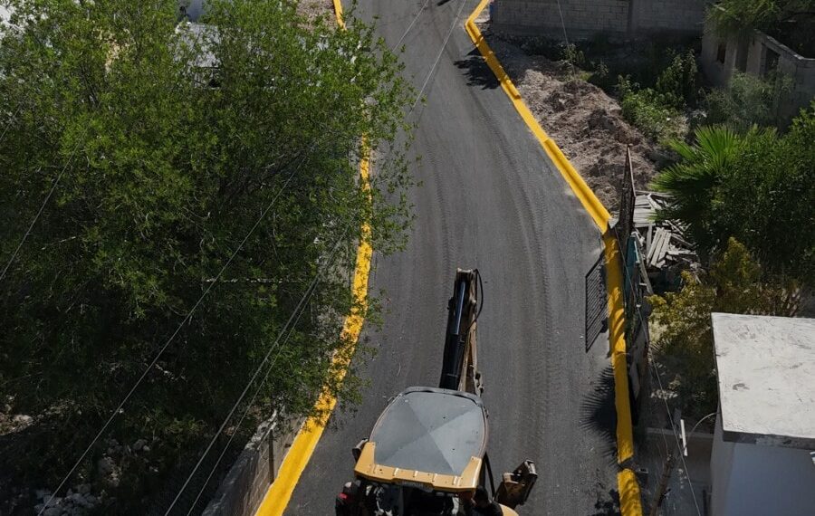 Entrega Emilio de Hoyos pavimentación de calle Constitución en tiempo récord