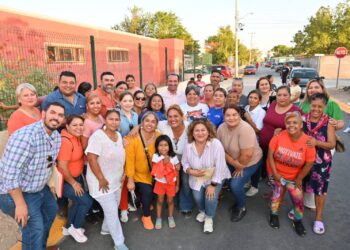 Emilio de Hoyos entrega 10 cuadras de pavimentación en col 5 de Mayo