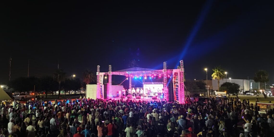 Gran éxito en primera feria nocturna del comercio en Macroplaza de Acuña