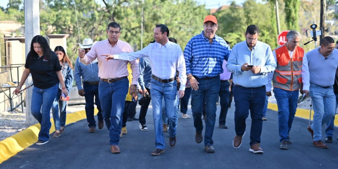 Entrega Emilio de Hoyos pavimentación de calle Pino Suárez en col 28 de Junio