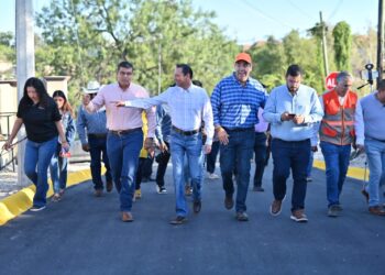 Entrega Emilio de Hoyos pavimentación de calle Pino Suárez en col 28 de Junio