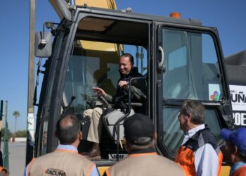 Alcalde entrega parque vehicular