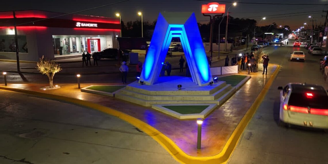 Entrega Emilio de Hoyos nueva isleta alusiva a identidad acuñense