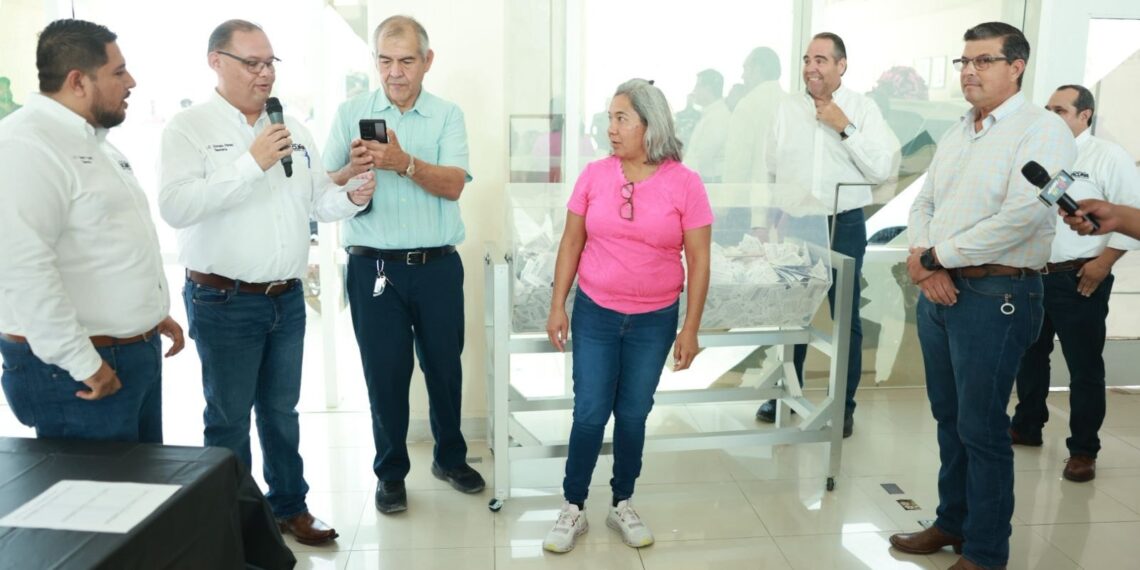 Acuña realiza sorteo y premia a contribuyentes del predial