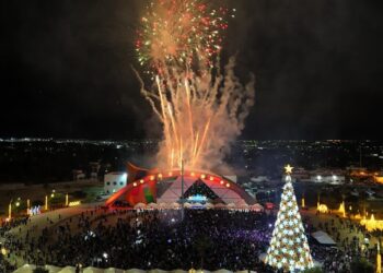 Con encendido de pino navideño y espectáculo de luz y magia dan bienvenida a festejos decembrinos