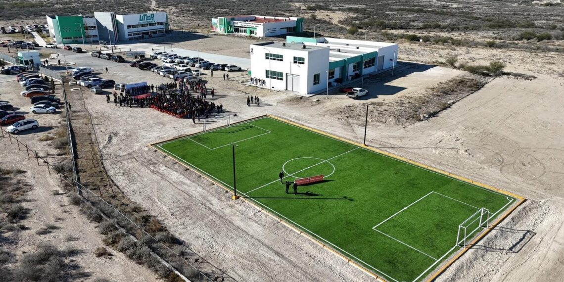 Entrega Emilio de Hoyos nueva cancha de fútbol en la UTCA