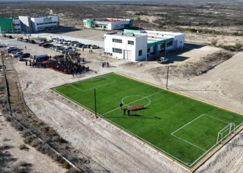 Entrega Emilio de Hoyos nueva cancha de fútbol en la UTCA