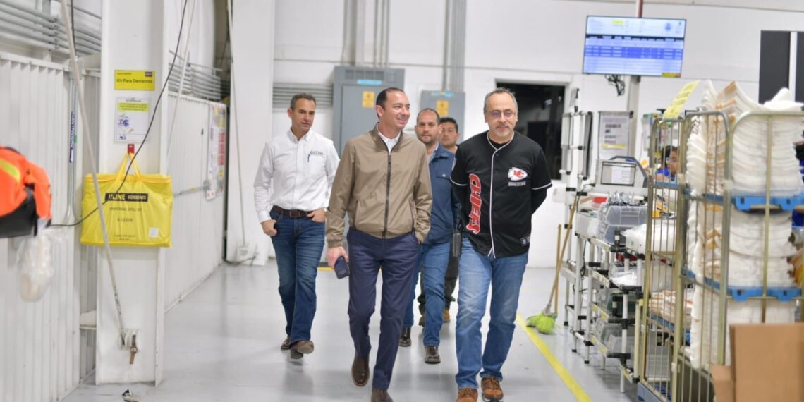 Gobierno de Acuña lleva brigada «Por amor a tu chamba» a empresa Gentherm