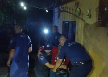 Policías municipales de Acuña salvan a familia atrapada en incendio