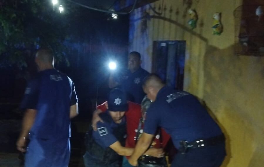 Policías municipales de Acuña salvan a familia atrapada en incendio