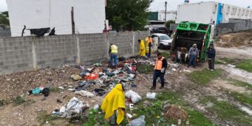 Recorre Emilio de Hoyos sector Altos de Santa Teresa con cuadrillas de limpieza