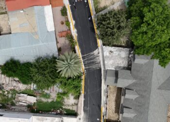 Continúan labores de pavimentación y mejoramiento vial en colonias de Acuña