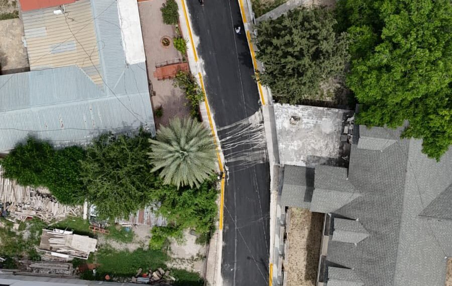 Continúan labores de pavimentación y mejoramiento vial en colonias de Acuña
